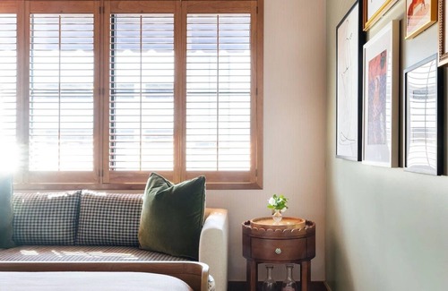 Hyde Park Hotel | Classic Room With Kitchenette In A Shopping Zone, Bring Your Pets!