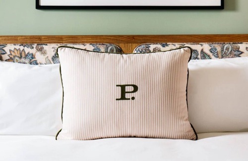 Hyde Park Hotel | Classic Room With Kitchenette In A Shopping Zone, Bring Your Pets!