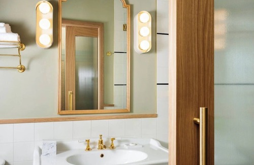 Hyde Park Hotel | Classic Room With Kitchenette In A Shopping Zone, Bring Your Pets!