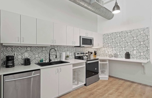 East Village Apartment | Classic SD Hotel Suite | Walk to Gaslamp & Park
