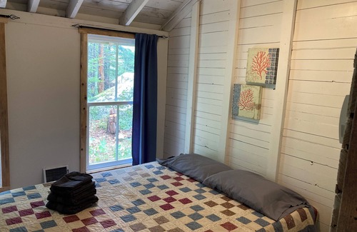 Summerville Centre Cabin | Classic Seaman's Lodge - directly across from the Quarterdeck (Pet Friendly!)