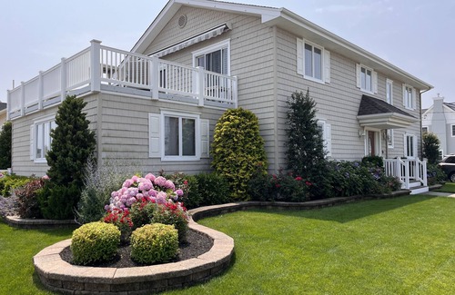 Stone Harbor House | Classic Stone Harbor home 1 block from the beach!