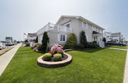 Stone Harbor House | Classic Stone Harbor home 1 block from the beach!