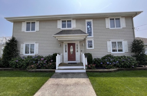 Stone Harbor House | Classic Stone Harbor home 1 block from the beach!