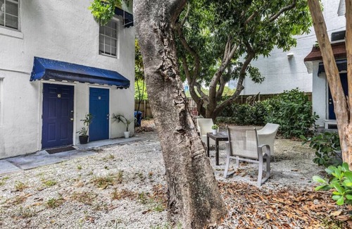 Edgewater Apartment | Classic Studio | 5m Wyn | Walk 86 | Kitchen | Ptio