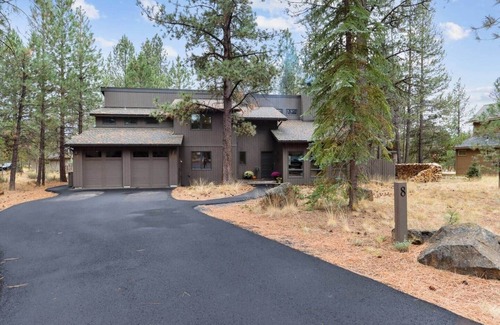 Sunriver House | Classic Sunriver Lodge - 12 SHARC passes included