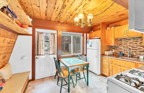 Serene Lakes House | Classic Tahoe Charm – 3 Ski Resorts Within 5 Miles