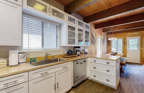 Incline Village Cabin | Classic Tahoe escape w/private deck, gas grill, walk to golf course