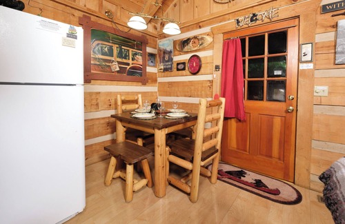 Gatlinburg - Pigeon Forge Cabin | Classic Tennessee log cabin with a hot tub in a GORGEOUS setting!