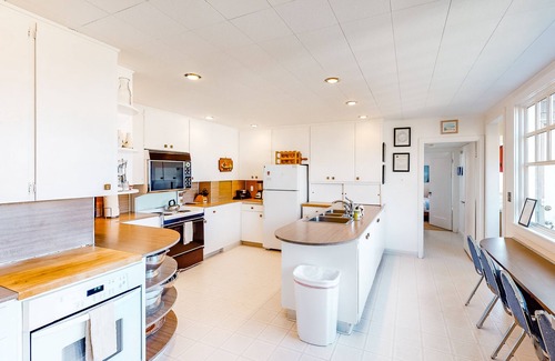 Gearhart House | Classic Two-Story Beach House w/Free WiFi, Gas Fireplace, & Washer/Dryer
