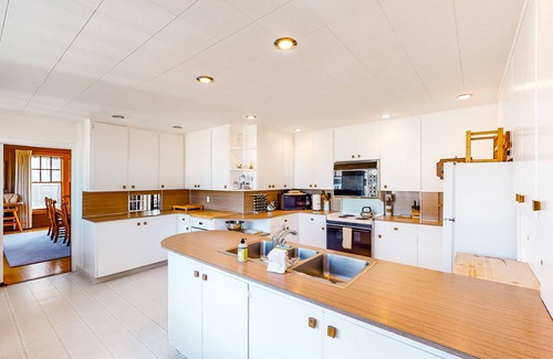 Gearhart House | Classic Two-Story Beach House w/Free WiFi, Gas Fireplace, & Washer/Dryer
