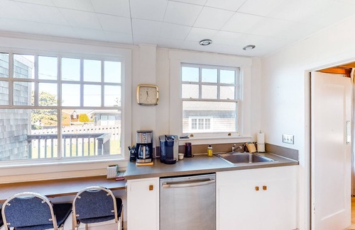 Gearhart House | Classic Two-Story Beach House w/Free WiFi, Gas Fireplace, & Washer/Dryer