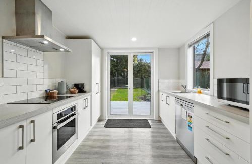 Sydenham House | Classic Villa with Parking & Modern Comforts - Albemarle Villa