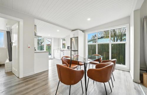 Sydenham House | Classic Villa with Parking & Modern Comforts - Albemarle Villa