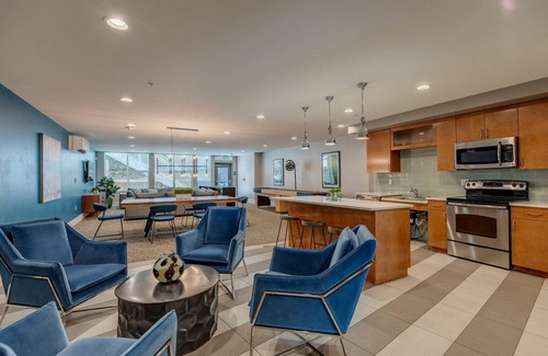 Wallingford Apartment | Classic Wallingford 1BR w/Lounge & Pets, nr 99 & I-5, by Blueground