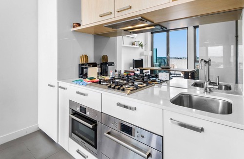 Northcote Apartment | Classy 1-Bed Unit on High Street with City Views