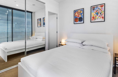 Northcote Apartment | Classy 1-Bed Unit on High Street with City Views