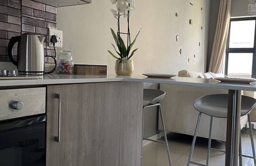 Greater Johannesburg Metropolitan Area Apartment | Classy 2 bedroom/2 bathroom high security apartment with uncapped wi-fi