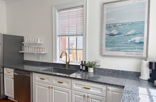 Dixon Park Apartment | Classy 3-Story Downtown Apt