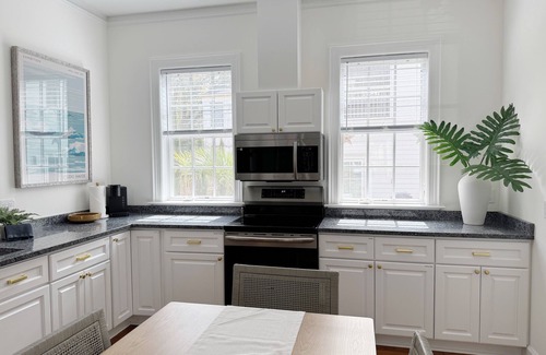 Dixon Park Apartment | Classy 3-Story Downtown Apt