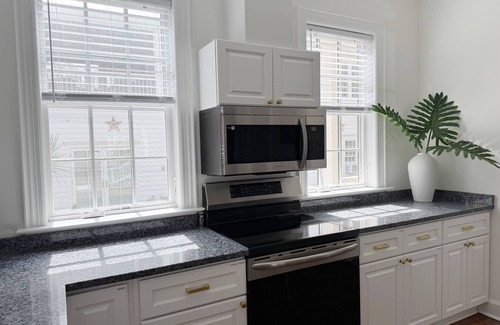 Dixon Park Apartment | Classy 3-Story Downtown Apt