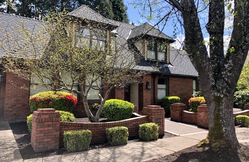 Harlow House | Classy 4+ bedrooms (sleeps10), walk toAutzen/UO/Hayward
