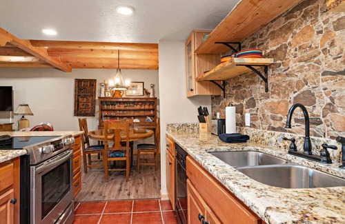 Northeast Santa Fe Condo | Classy Casita, Hot tub, Pool, Dwtn walk