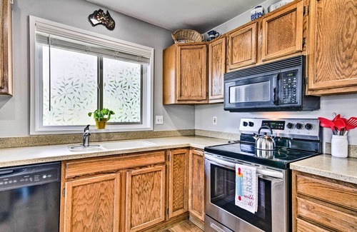 Hood River Apartment | Classy Hood River Condo with Mt. Adams Views!