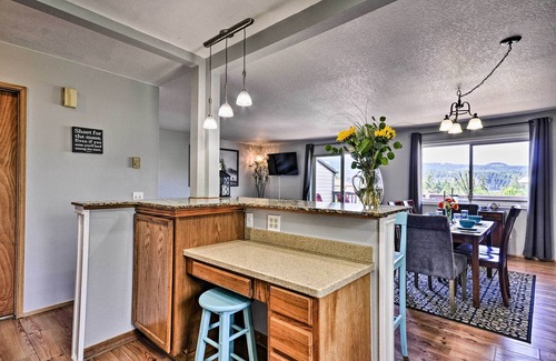 Hood River Apartment | Classy Hood River Condo with Mt. Adams Views!