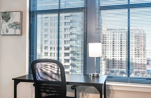 Aurora Highlands Condo | Classy| Mins to DC| Gym l Pool l |Work Space