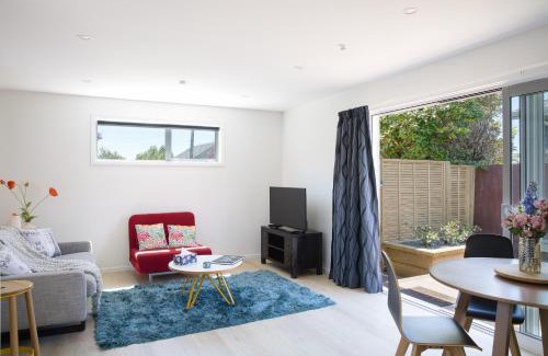 Bishopdale House | Classy Modern Unit close to Airport, Shops and Bus