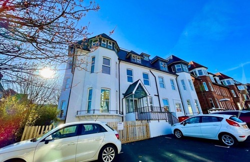 West Cliff Apartment | Classy Seaside 1-Bed Apt w/Free Gym & Parking