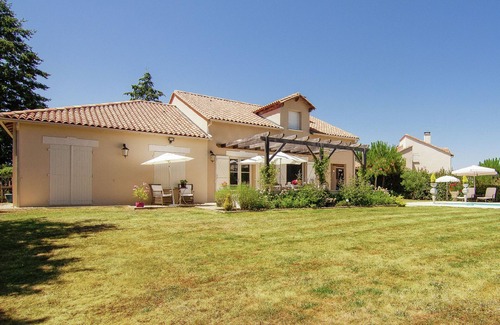 Rouzede Villa | Classy Villa in Ecuras-Rouzède with Private Garden