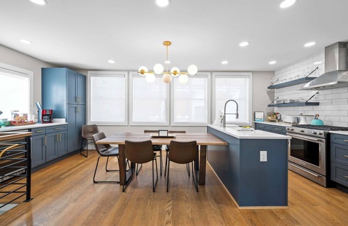 Mount Adams House | Clawfoot Tub, Next to Monastery Wedding Venue, 3BR