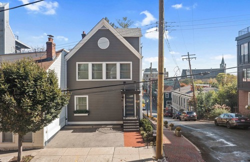 Mount Adams House | Clawfoot Tub, Next to Monastery Wedding Venue, 3BR