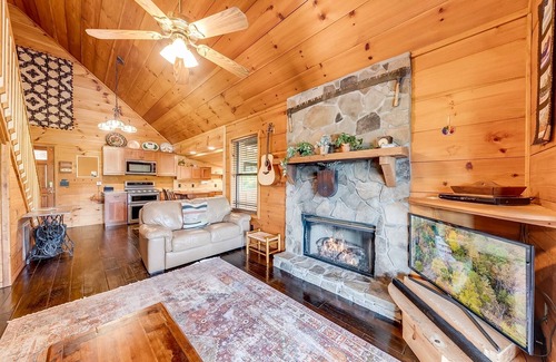 Sautee Nacoochee House | Clay Days – 2BR Mountain View Cabin with Pool & Hot Tub