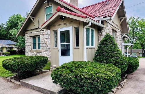 Independence House | Clay Roof Inn *Freshly Renovated*