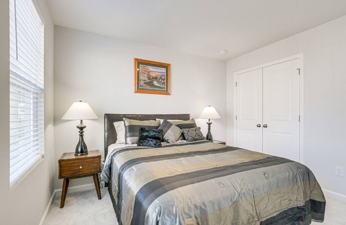 Kipling House | Clayton Townhome ~ 13 Mi to Downtown Raleigh!