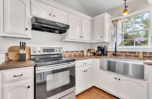 Spring Hill Apartment | Clean 3BR · Quiet Block · Backyard with Hoop