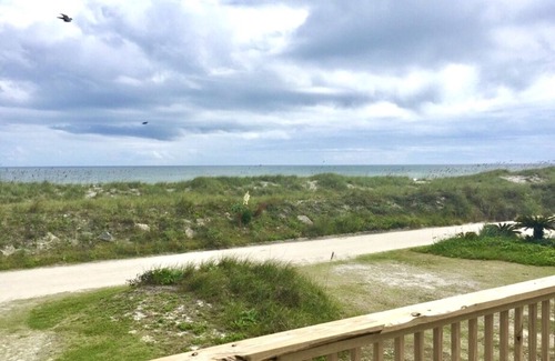 Fernandina Beach Cottage | CLEAN AND BRIGHT BEACHFRONT COTTAGE. PERFECT FOR SMALL FAMILIES!