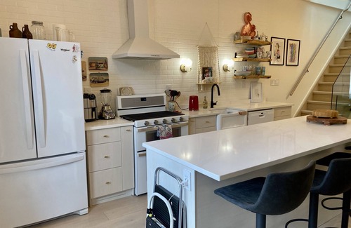 Greenwood - Coxwell House | CLEAN AND COMFORTABLE. Walking distance to beach, shops and top restaurants.