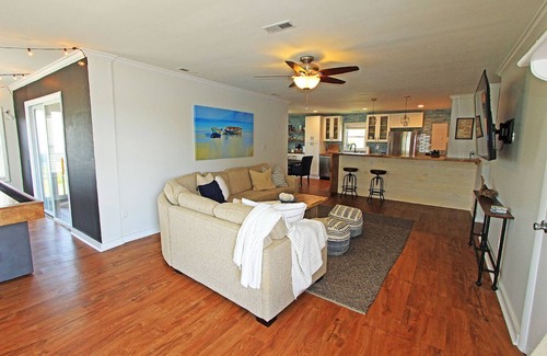 Colington Harbour Cottage | Clean and inviting Canal Front Cottage