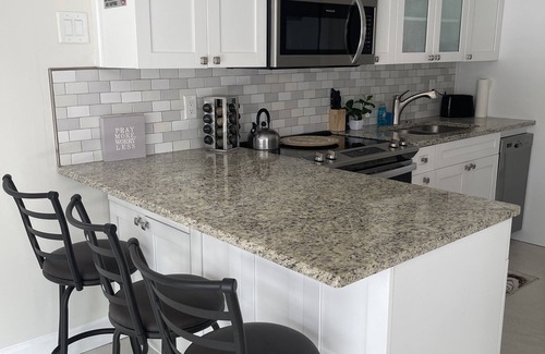 North Andrews Gardens House | Clean and modern 2/2 pool home, only 7 min. to beach, walking distance to shops