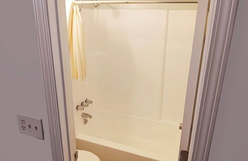 Kernersville Hotel | Clean and Practical Room Near Kernersville Lake Park – 4 Miles