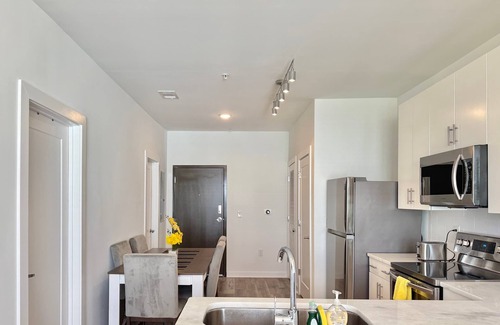Old Fourth Ward Apartment | Clean B1B Condo Downtown ATL! Free Street Parking!