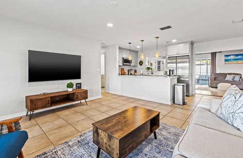 Seminole House | 🌞CLEAN/Beautiful Kitchen/POOL/CLOSE TO BEACHES ⛱️