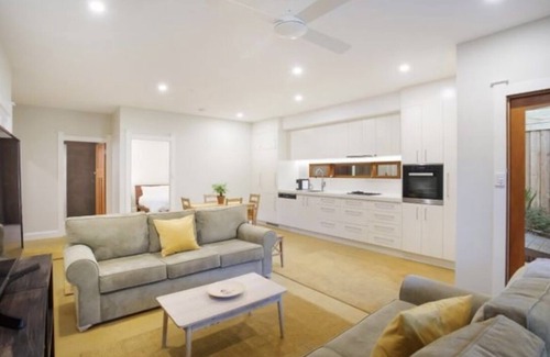 Sandringham House | Clean Boutique house close to the beach with three bedrooms and a study
