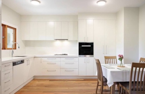 Sandringham House | Clean Boutique house close to the beach with three bedrooms and a study