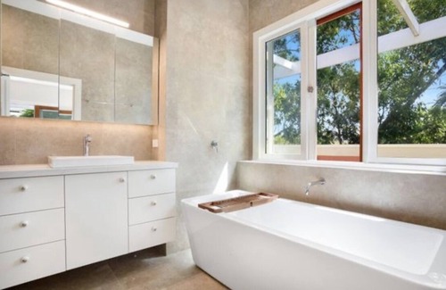 Sandringham House | Clean Boutique house close to the beach with three bedrooms and a study