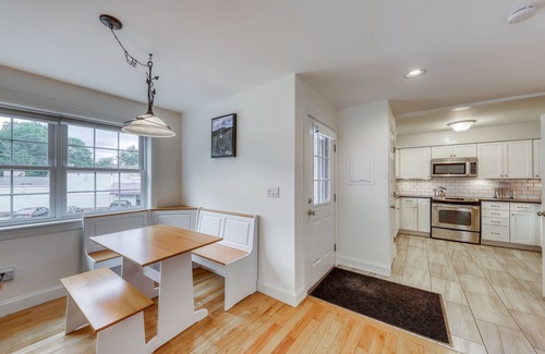Stowe Area Condo | Clean & Bright Condo near Slopes & Lakes with Amazing Walkable Locale